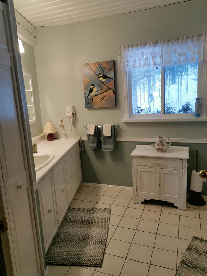 Stouffermill Bed & Breakfast Algonquin Highlands Bagian luar foto