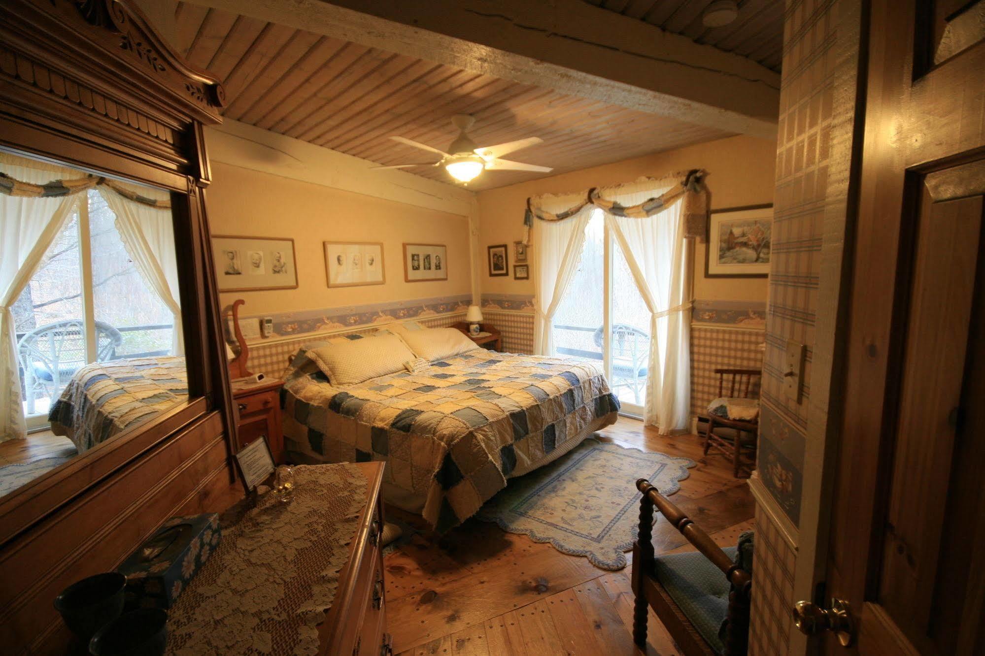Stouffermill Bed & Breakfast Algonquin Highlands Bagian luar foto