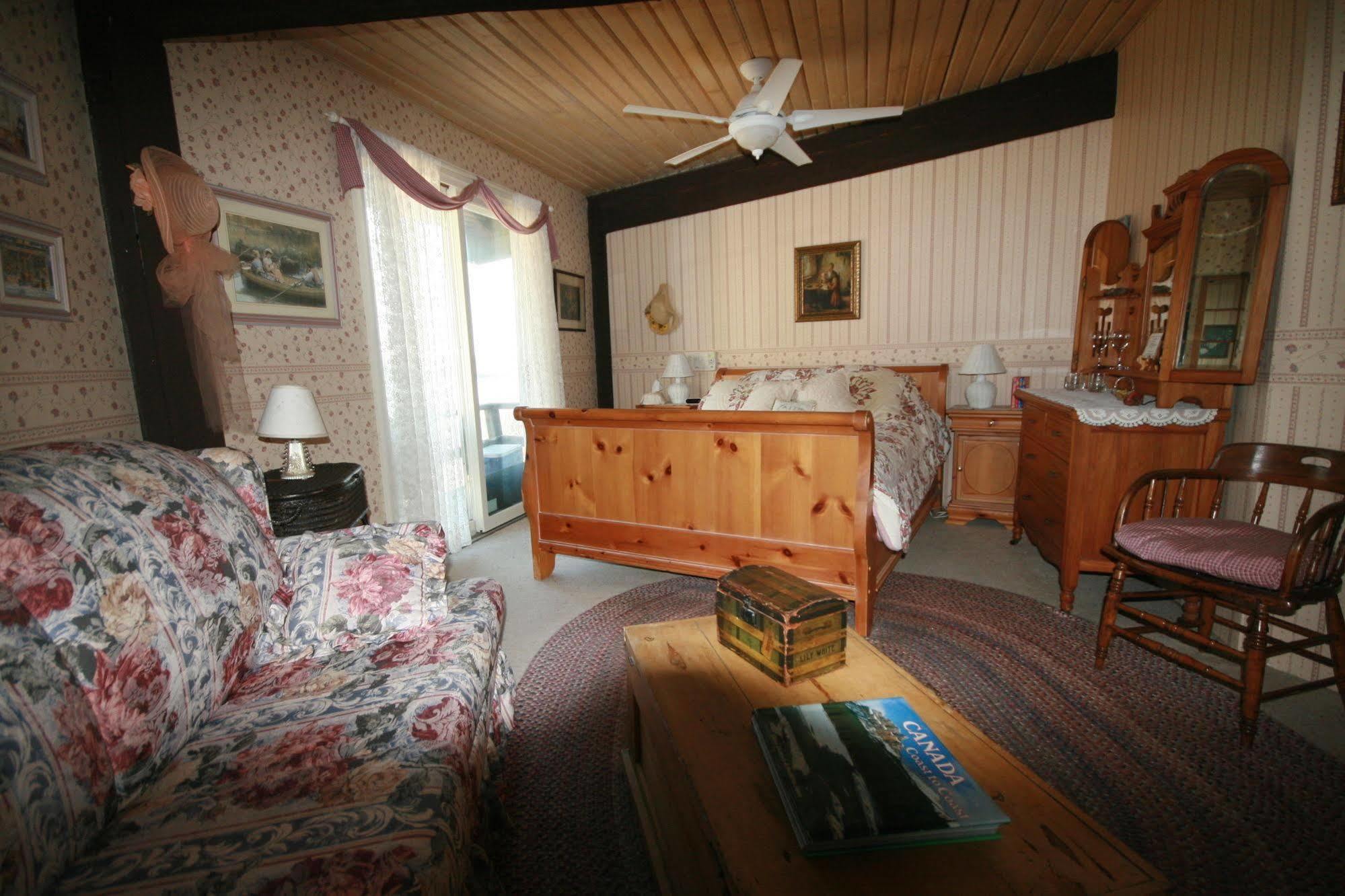 Stouffermill Bed & Breakfast Algonquin Highlands Bagian luar foto