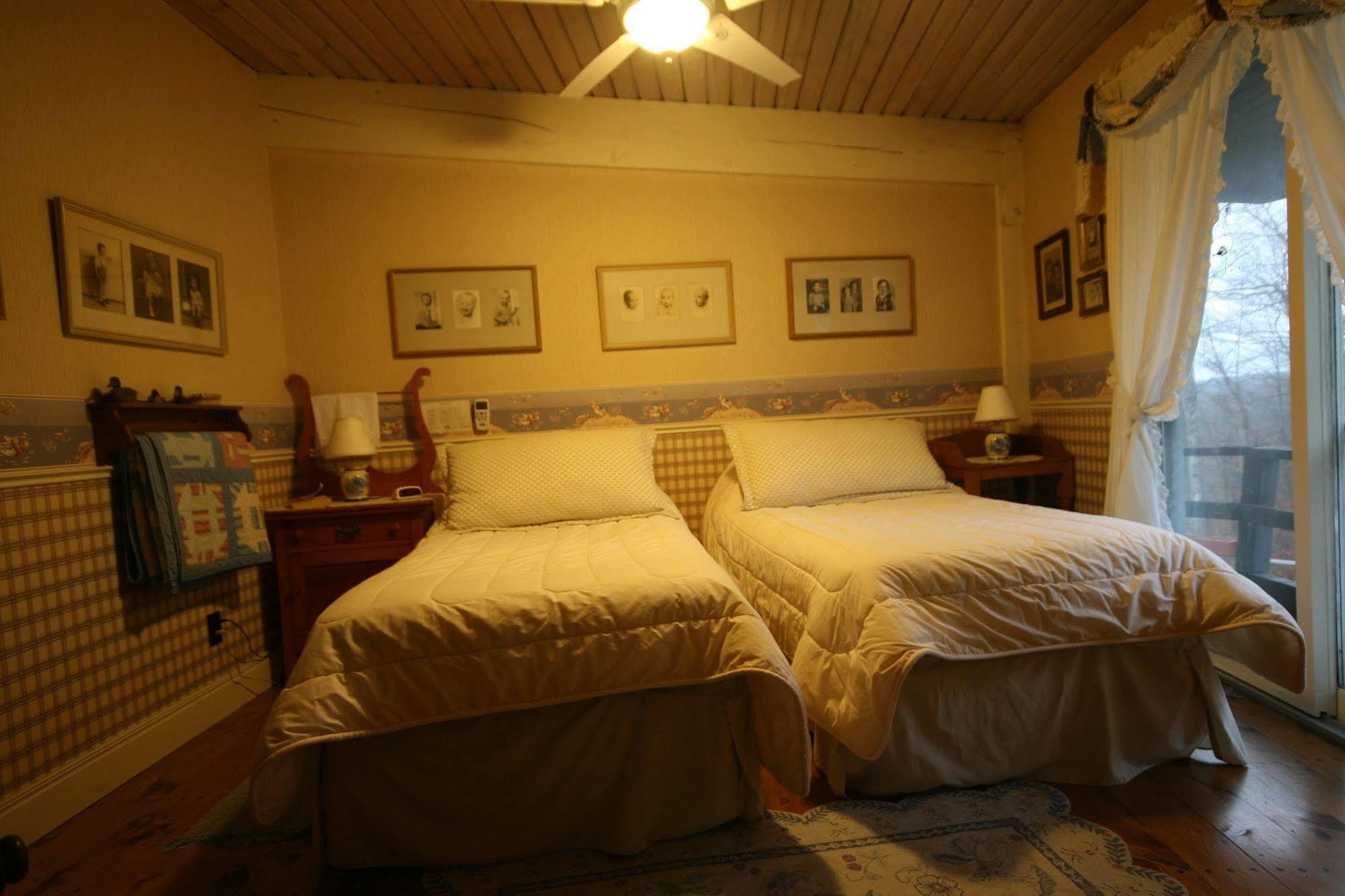 Stouffermill Bed & Breakfast Algonquin Highlands Bagian luar foto