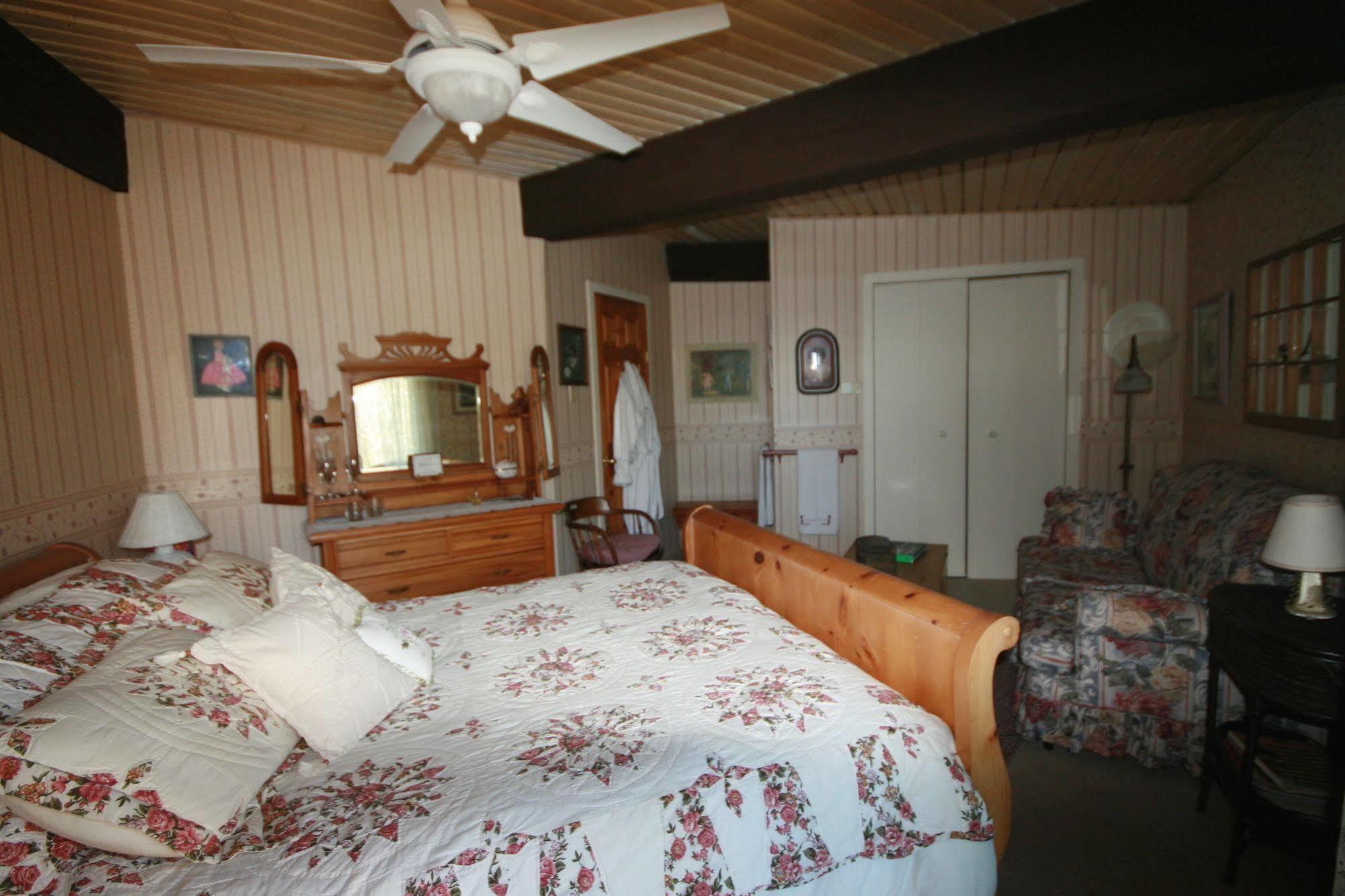 Stouffermill Bed & Breakfast Algonquin Highlands Bagian luar foto