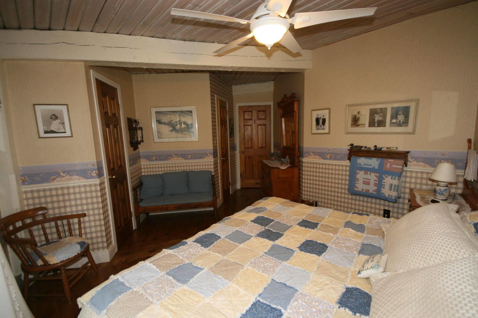 Stouffermill Bed & Breakfast Algonquin Highlands Bagian luar foto