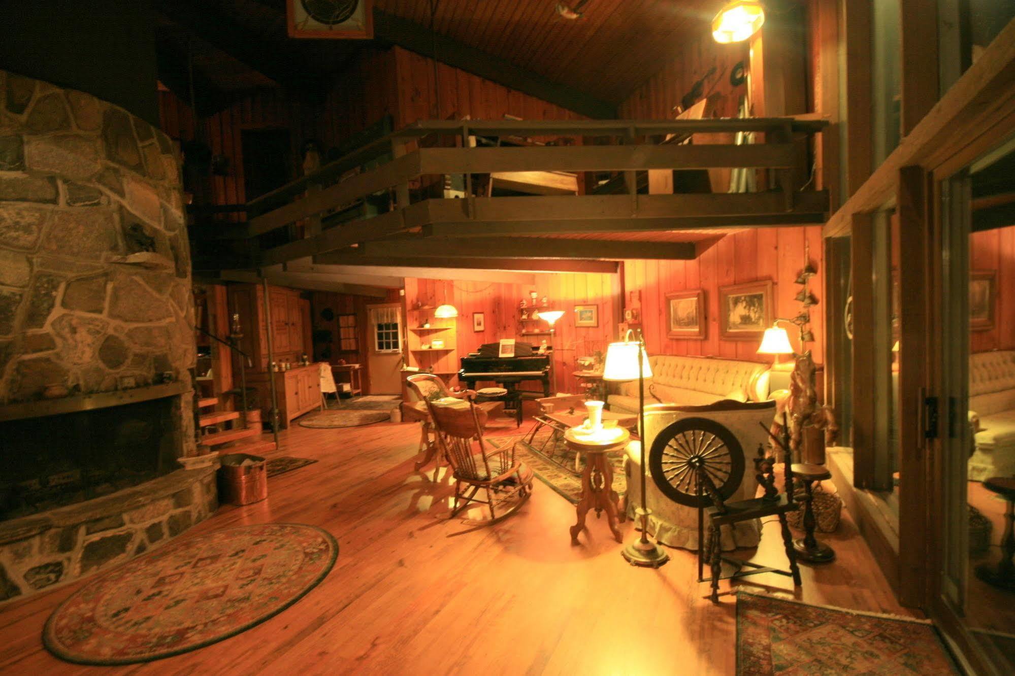 Stouffermill Bed & Breakfast Algonquin Highlands Bagian luar foto