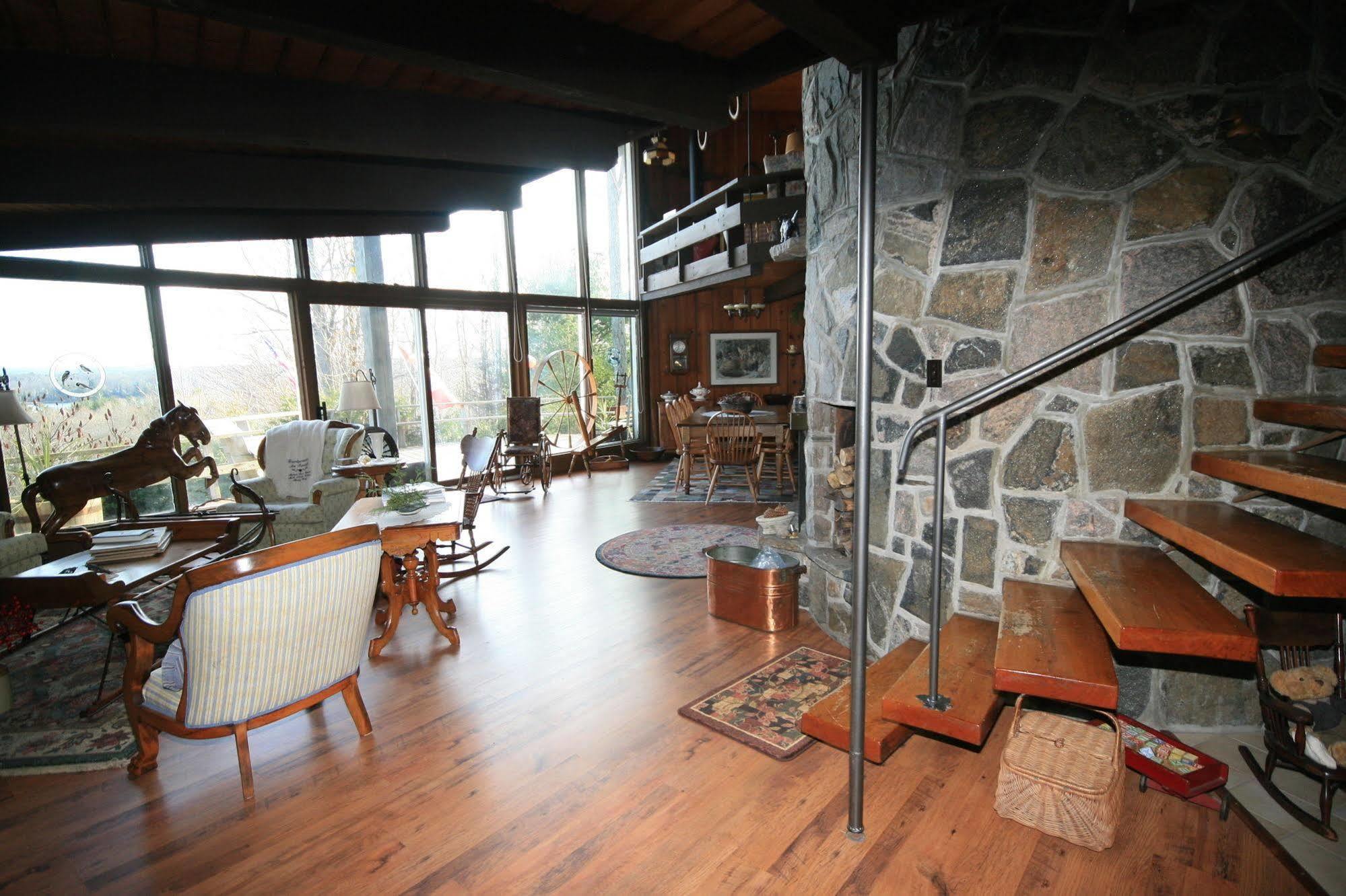 Stouffermill Bed & Breakfast Algonquin Highlands Bagian luar foto