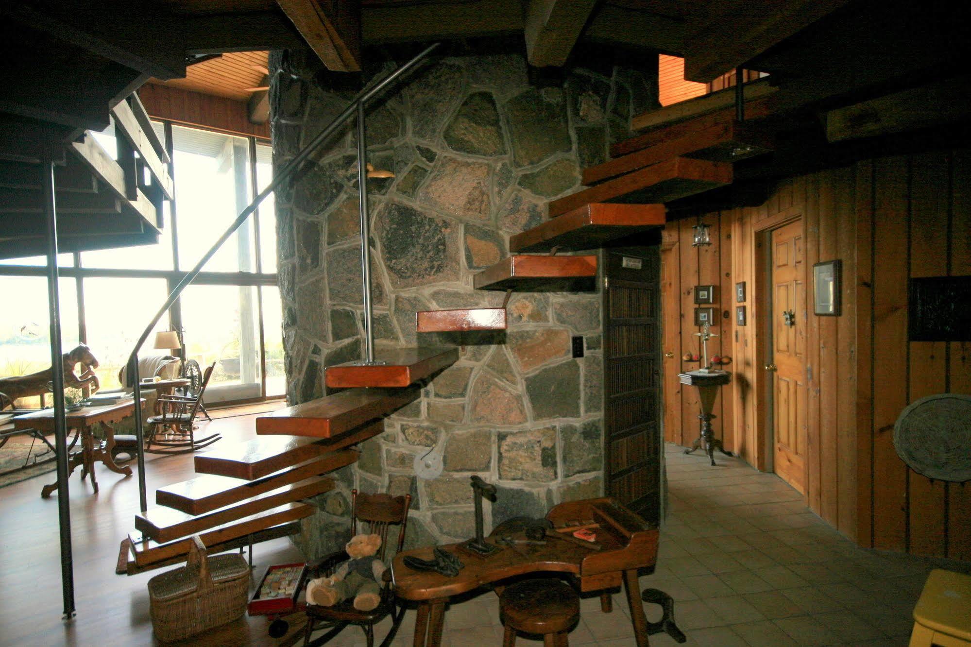 Stouffermill Bed & Breakfast Algonquin Highlands Bagian luar foto
